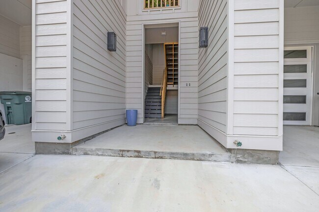 Building Photo - 402 Thompson St