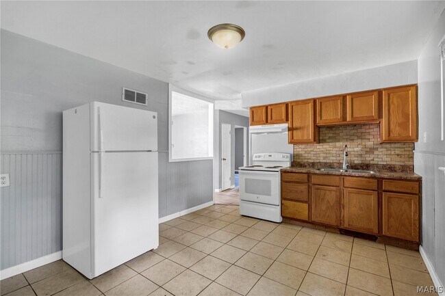 Building Photo - 9713 Dennis Dr