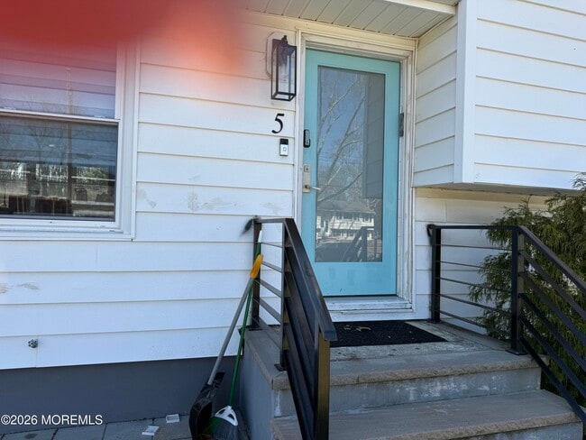 Building Photo - 5 Ash St