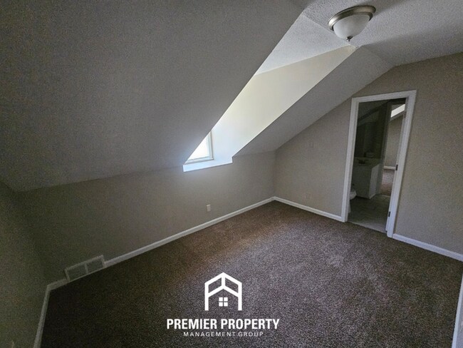 Building Photo - Massive 5BR/3BA Executive Home in East Memphis | Screened Porch & 2,200+ Sq Ft