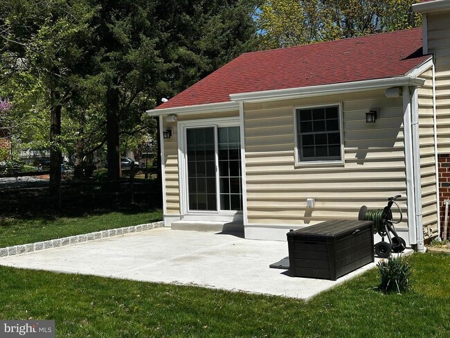 Building Photo - 802 Edward Ln
