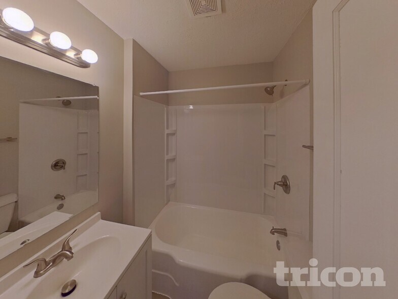 Building Photo - 2605 Eastman Dr