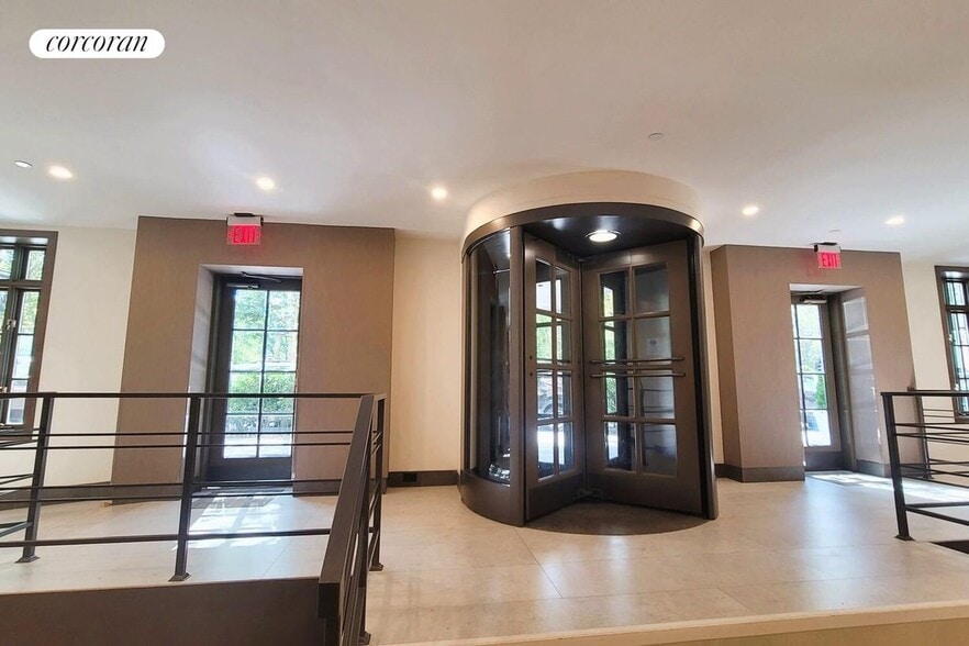 Building Photo - 45 W 81st St