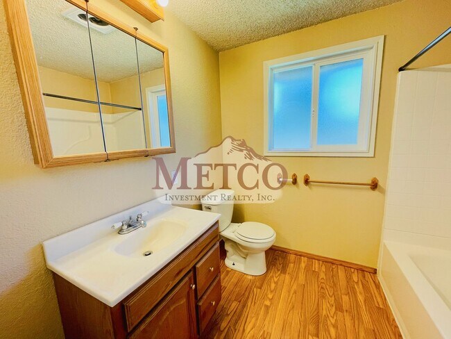 Building Photo - Spacious 4 Bedroom House In Springfield!