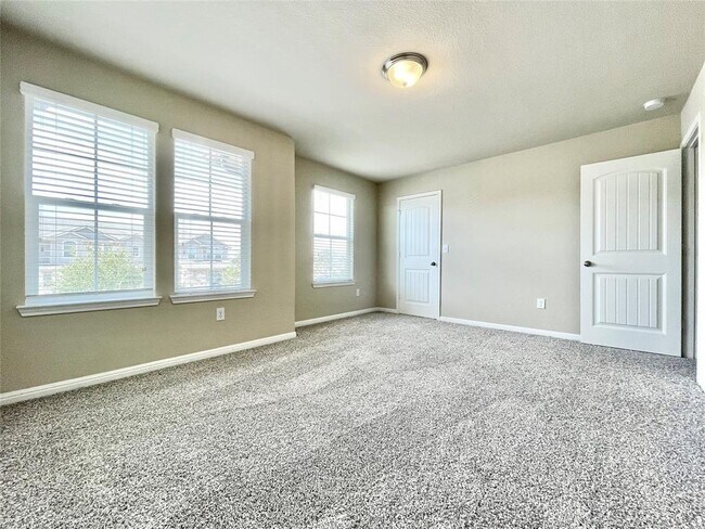 Building Photo - 415 Crater Lake Dr