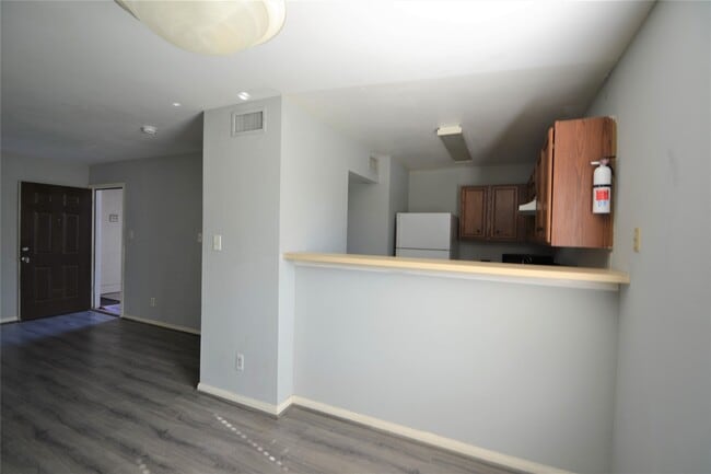 Building Photo - 304 Dell Ct