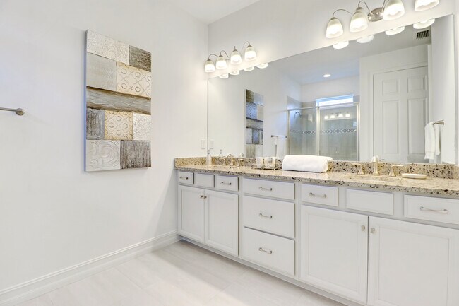 Main bathroom - 14578 Tropical Dr