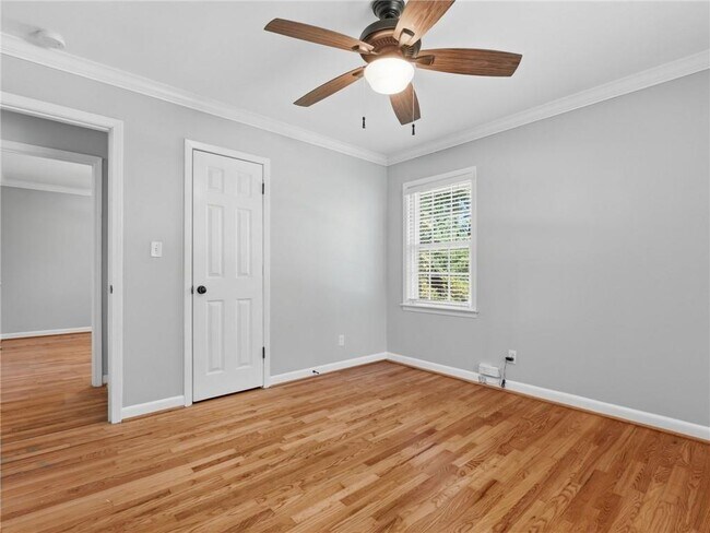 Building Photo - 1111 N Valley Dr