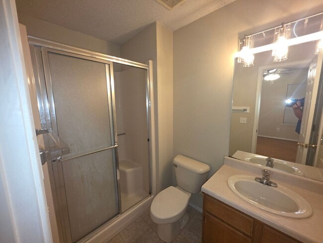 Building Photo - Nice 3 bedroom 2 bath home with fenced in ...