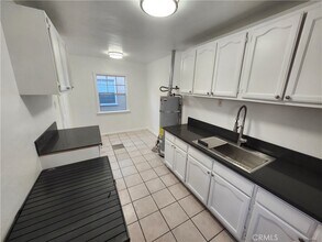 Building Photo - 5913 1/2 S Wilton Pl-5913