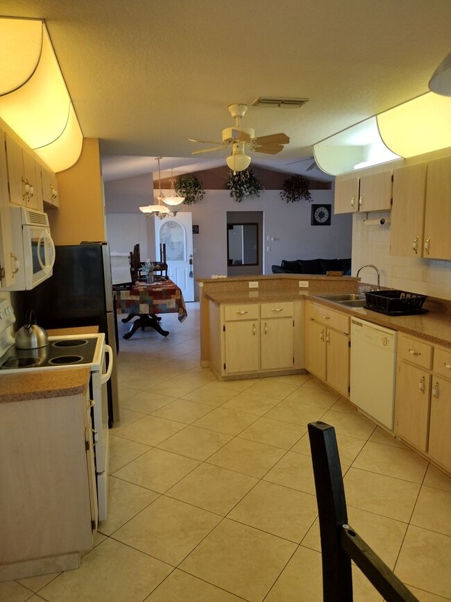 Building Photo - 3 Bedroom 2 Bath House 2 car garage with Large screened in porch! Tenant occupied till March 31st