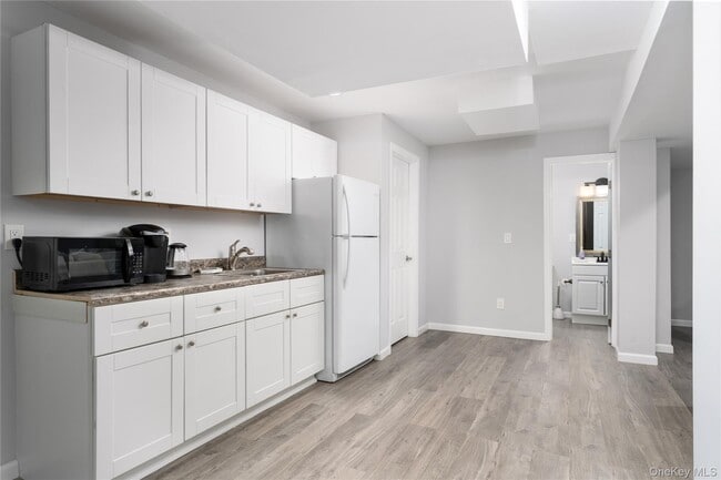 Building Photo - 5 Bay Woods Dr