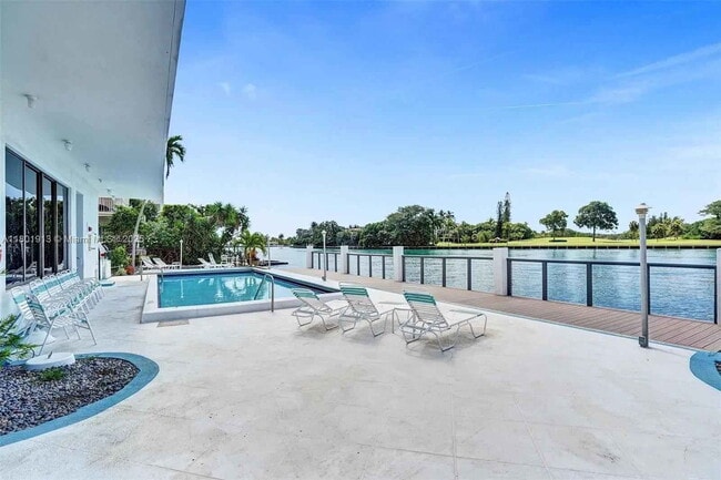 Building Photo - 9180 W Bay Harbor Dr