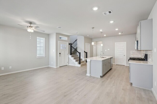 Building Photo - 567 Avisa Dr