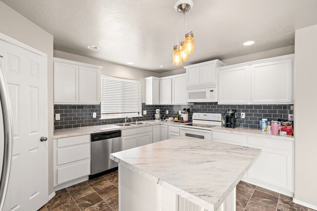 Building Photo - 1101 W Apple Pine St