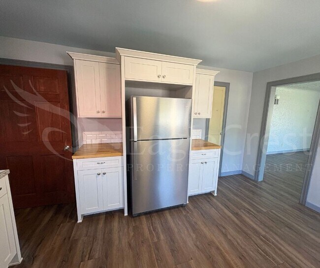 Building Photo - Two Bedroom House with Bonus Room Located ...