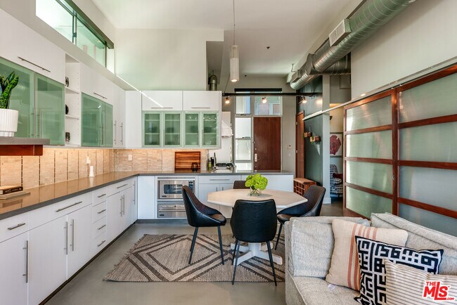 Building Photo - 1152 N La Cienega Blvd