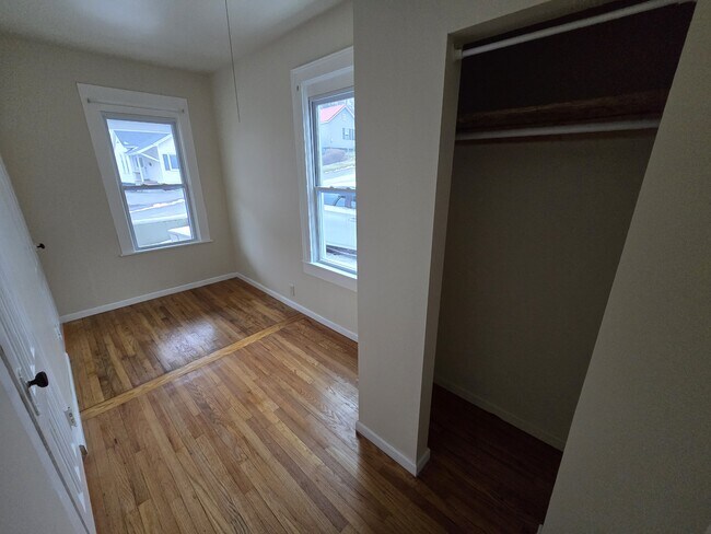 Building Photo - 804 E Division St