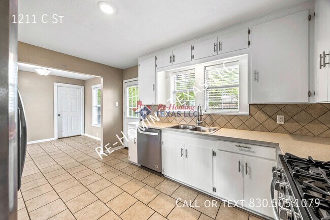 Building Photo - 1211 C St