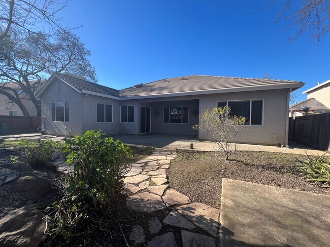Building Photo - Spacious Single Story Three Bedroom Home