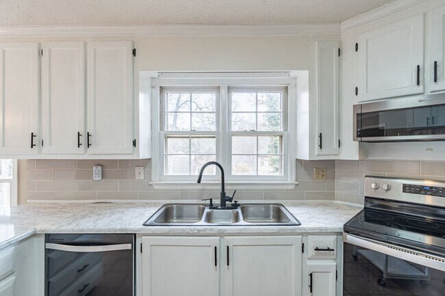 Building Photo - Welcome to this stunning 4-bedroom, 3-bathroom home located in the vibrant neighborhood of Kriste...