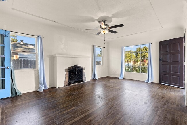 Building Photo - 2081 Oakwood Dr