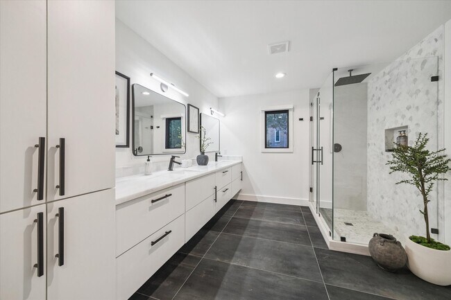 Building Photo - 203 Cove Creek Ln