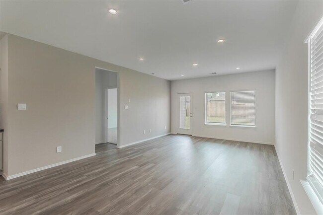 Building Photo - 5602 Sycamore Glen Dr