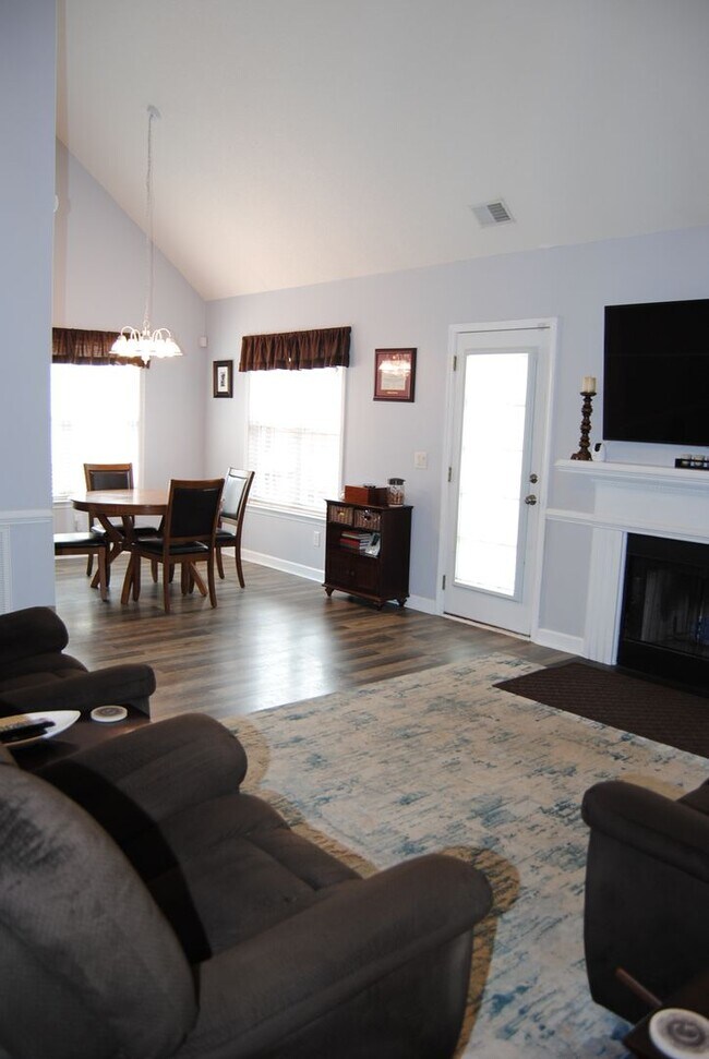 Building Photo - Wonderful Home in the Willow Lakes Community!