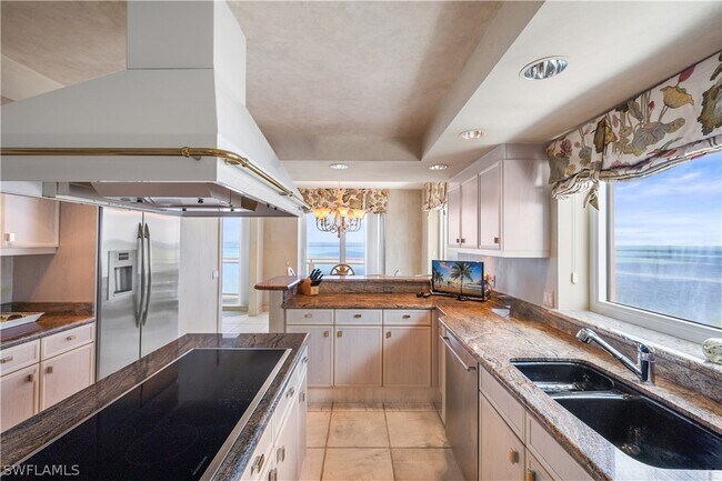 Building Photo - 8231 Bay Colony Dr