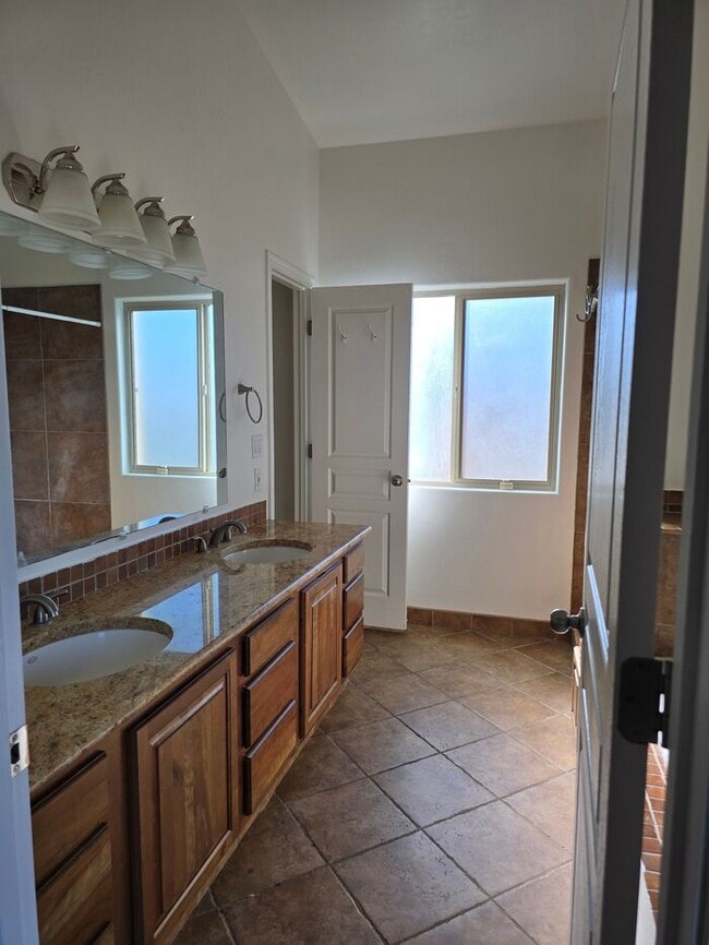 Building Photo - Spacious East Side Oasis – 4 Bed, 2 Bath Home with Premium Upgrades!