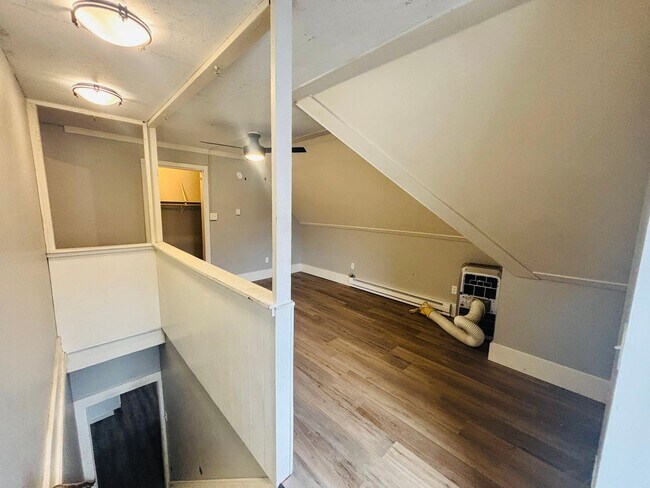 Building Photo - Huge 5BD Two Story Apartment Blocks from Downtown La Crosse