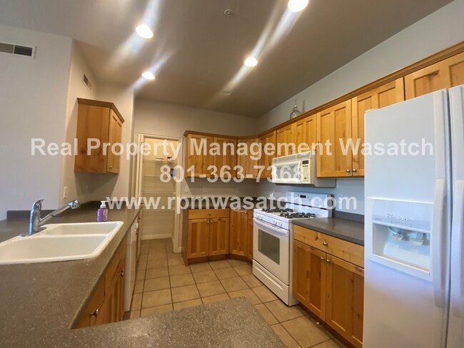 Building Photo - Cute 3 Bedroom 2 Bath Condo with a View!