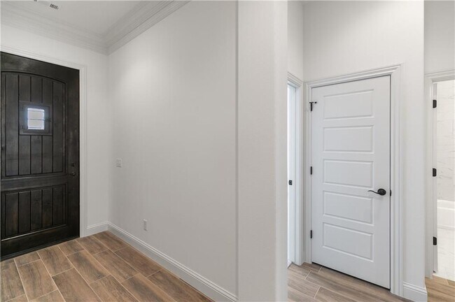 Building Photo - 1600 SW Montrose Ave