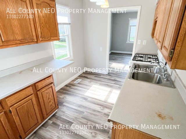 Building Photo - 835 Staeger St