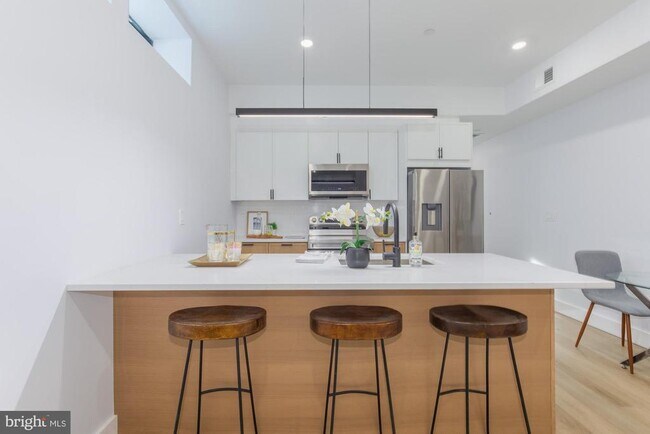 Building Photo - 1012 17th Pl NE