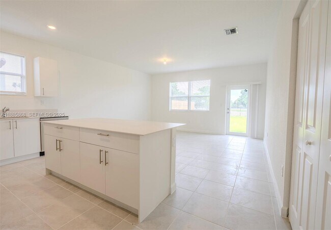 Building Photo - 2972 SE 23rd Ave