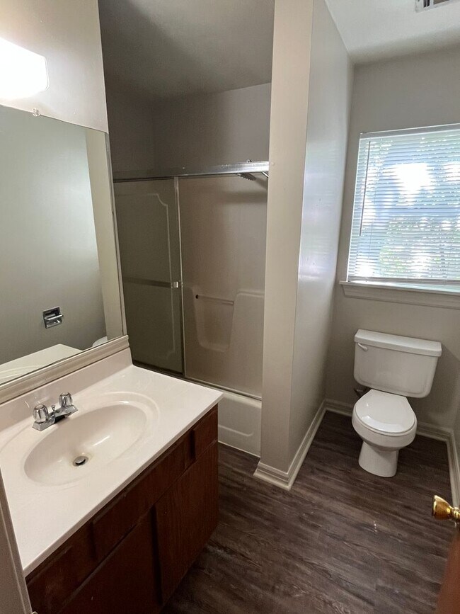 Building Photo - WALKING DISTANCE TO THE U OF A & FAYETTEVILLE HIGH SCHOOL!!!