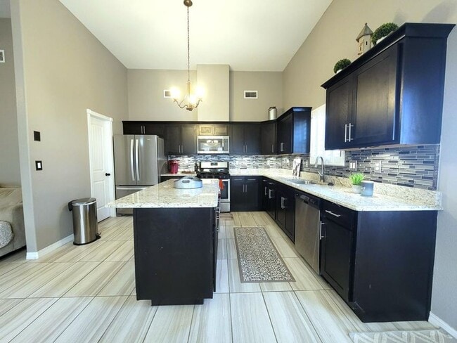 Building Photo - Amazing 3 bedroom 2 bath home in West El Paso!