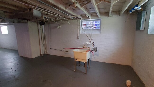 Building Photo - 9313 Harvard Rd