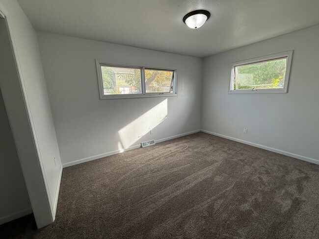 Building Photo - 3 Bedroom Home