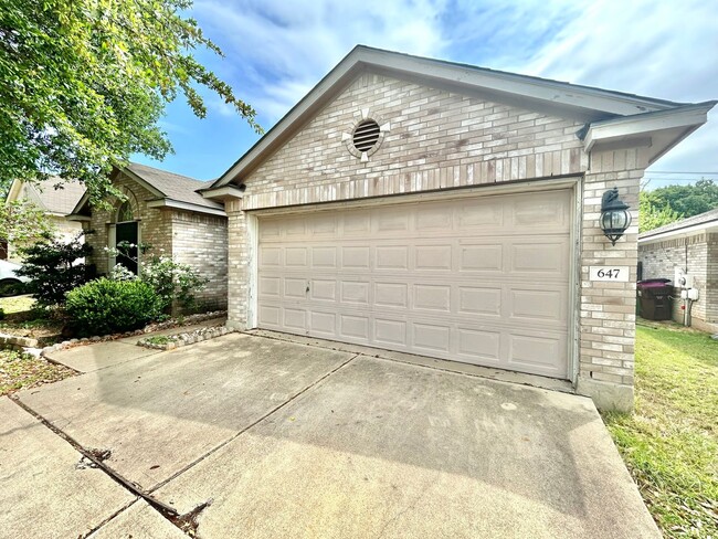 Building Photo - Charming 3/BR 2/BA One-Level Home with Fen...