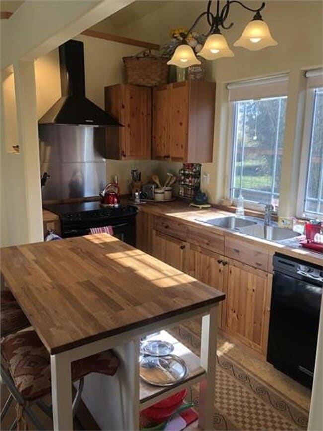 Building Photo - ***PENDING APPLICATION***Location! Location! Your fully furnished Cairn Cottage is located in Cou...