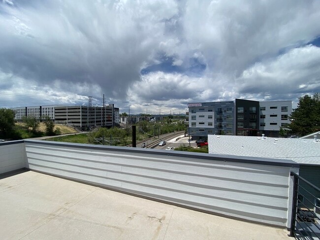 Building Photo - Beautiful End Unit at Overlook Station