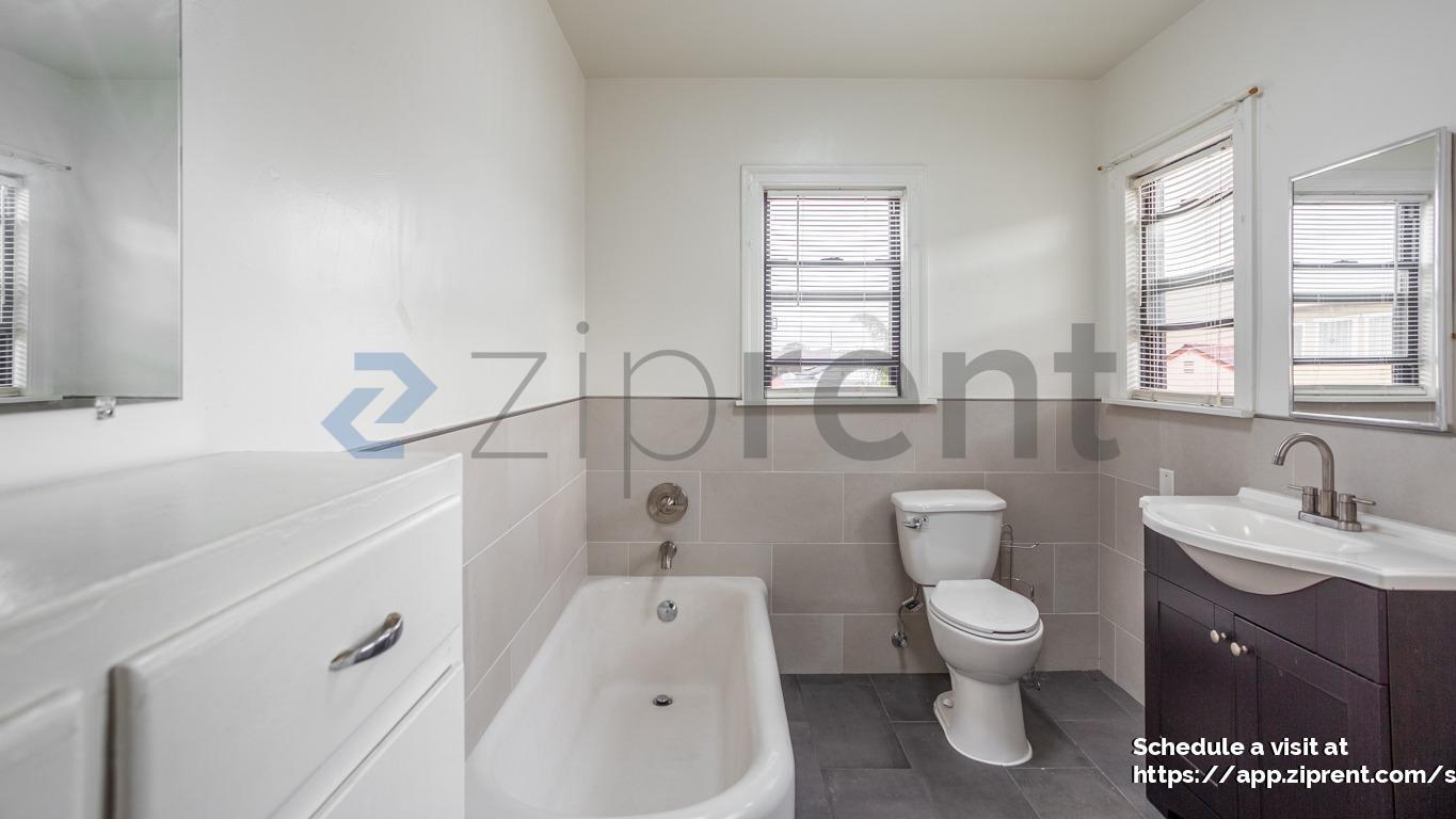 Building Photo - 1390 E Santa Clara St