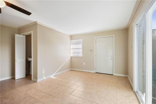 Building Photo - 4920 Robin Hood Dr