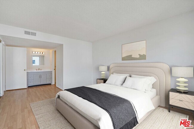 Building Photo - 10966 Rochester Ave