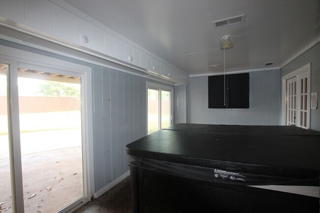 Building Photo - Available Now! Spacious 4 Bed/3 Bath Home ...