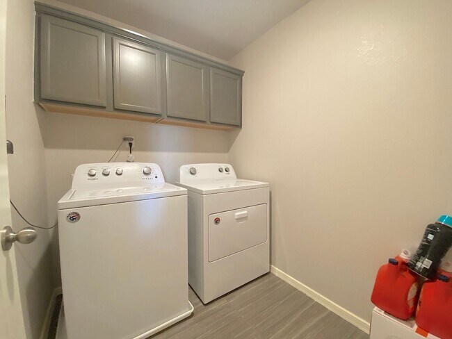 Building Photo - East El Paso 3 bed Refirg A/C