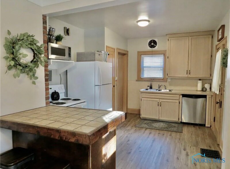 Building Photo - 2339 Castlewood Dr